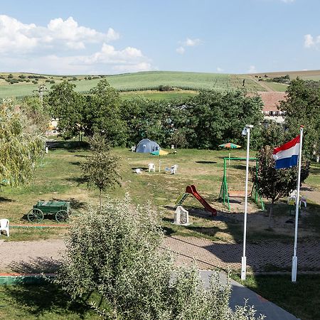 Pensiunea Poarta Oilor Gîrbova Exteriér fotografie