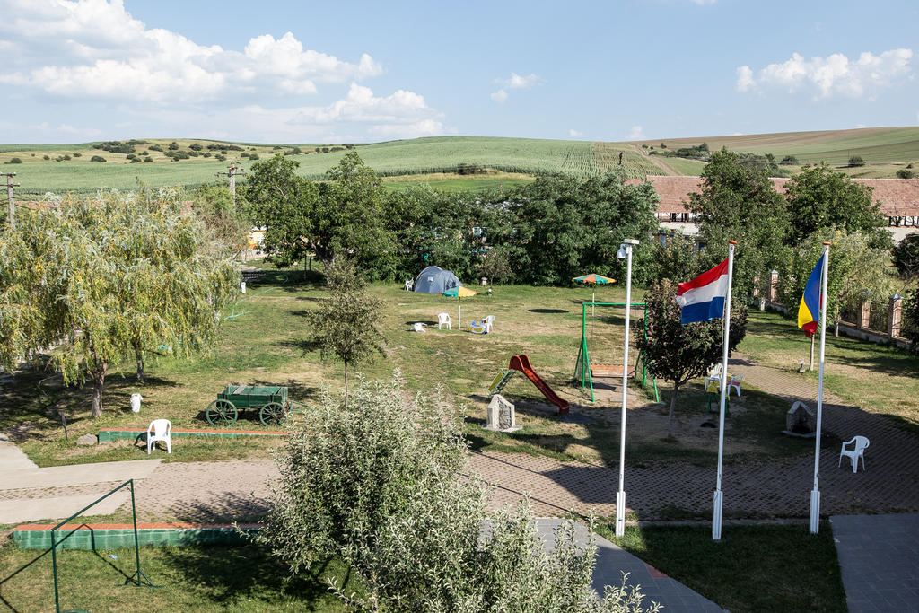 Pensiunea Poarta Oilor Gîrbova Exteriér fotografie