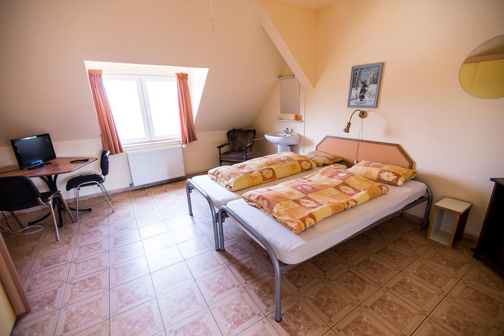 Pensiunea Poarta Oilor Gîrbova Exteriér fotografie