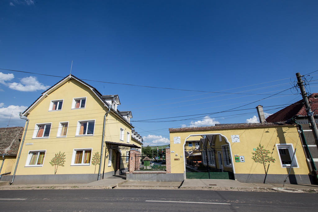 Pensiunea Poarta Oilor Gîrbova Exteriér fotografie
