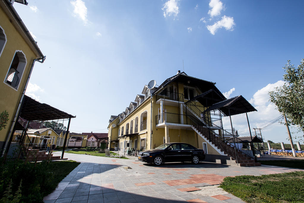 Pensiunea Poarta Oilor Gîrbova Exteriér fotografie